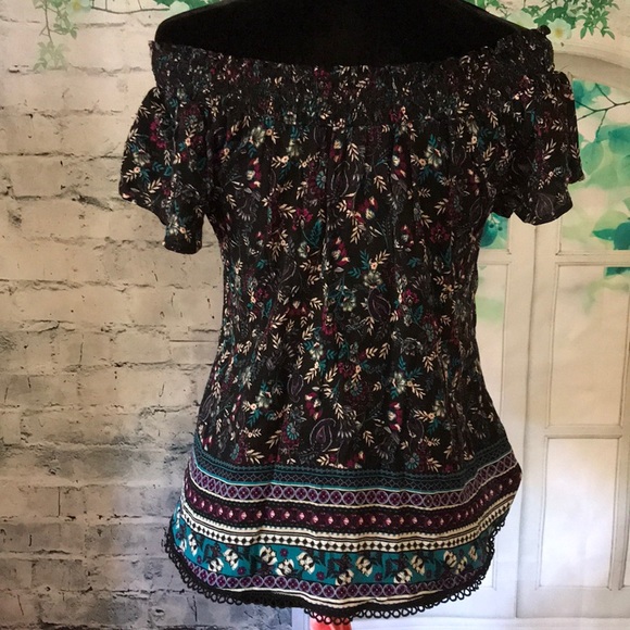 🔥2 for $24🔥 CROCHET-TRIM OFF-THE SHOULDER TOP - Picture 3 of 3